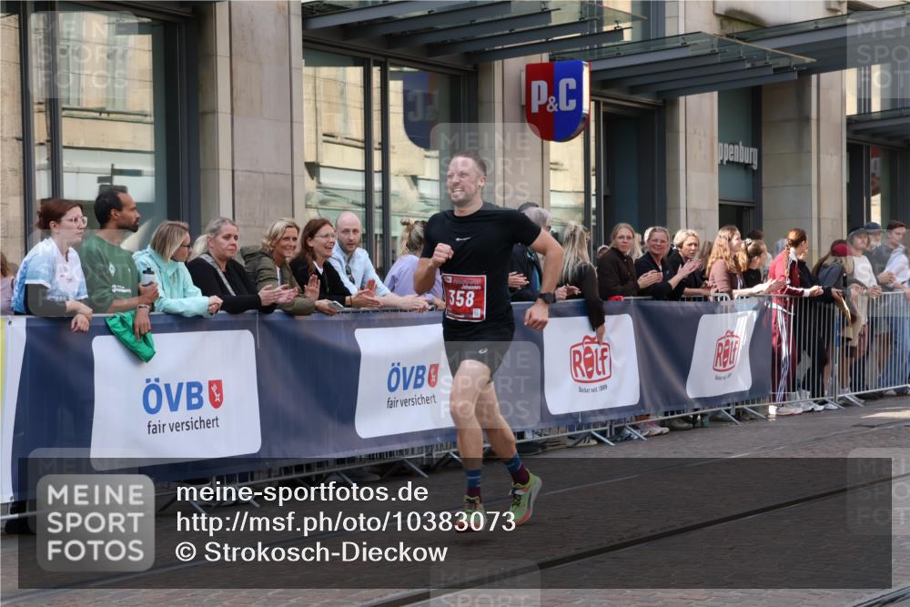 13.09.2026 - 21. swb-Marathon Bremen Strokosch-Dieckow http://msf.ph/oto/10383073 13.09.2026 12:48:19 Ziel 314, 5428, 358, 447 meine-sportfotos.de
