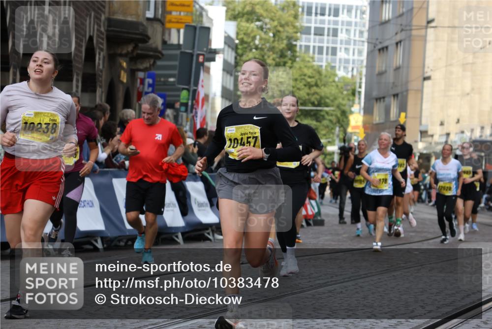 13.09.2026 - 21. swb-Marathon Bremen Strokosch-Dieckow http://msf.ph/oto/10383478 13.09.2026 11:05:51 Ziel 10186, 10259, 10260, 10432, 10717, 10864, 11146, 11314, 11334, 11387, 11394, 11520, 11521, 11571, 11572, 11724, 11791, 11892, 11947, 12055, 12156, 12251, 12273, 12330, 12362, 12501, 10018, 10204, 10382, 10619, 10662, 11132, 11156, 11164, 11477, 11775, 12186, 12486 meine-sportfotos.de