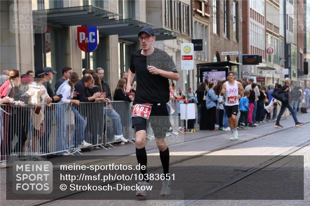 13.09.2026 - 21. swb-Marathon Bremen Strokosch-Dieckow http://msf.ph/oto/10383651 13.09.2026 12:49:38 Ziel 547, 719, 968, 1483 meine-sportfotos.de
