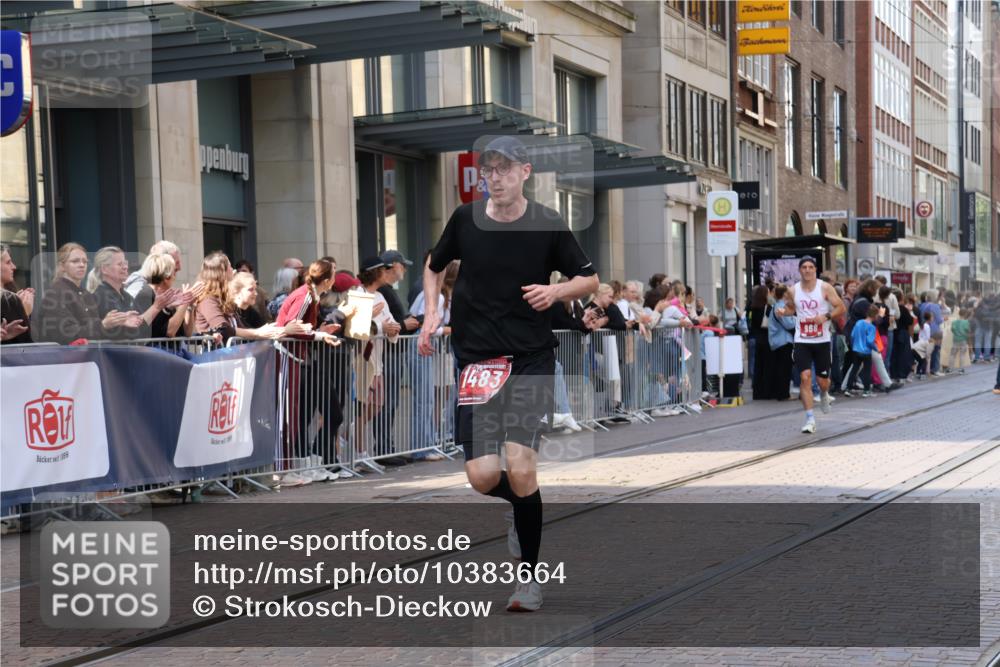 13.09.2026 - 21. swb-Marathon Bremen Strokosch-Dieckow http://msf.ph/oto/10383664 13.09.2026 12:49:38 Ziel 547, 719, 968, 1483 meine-sportfotos.de