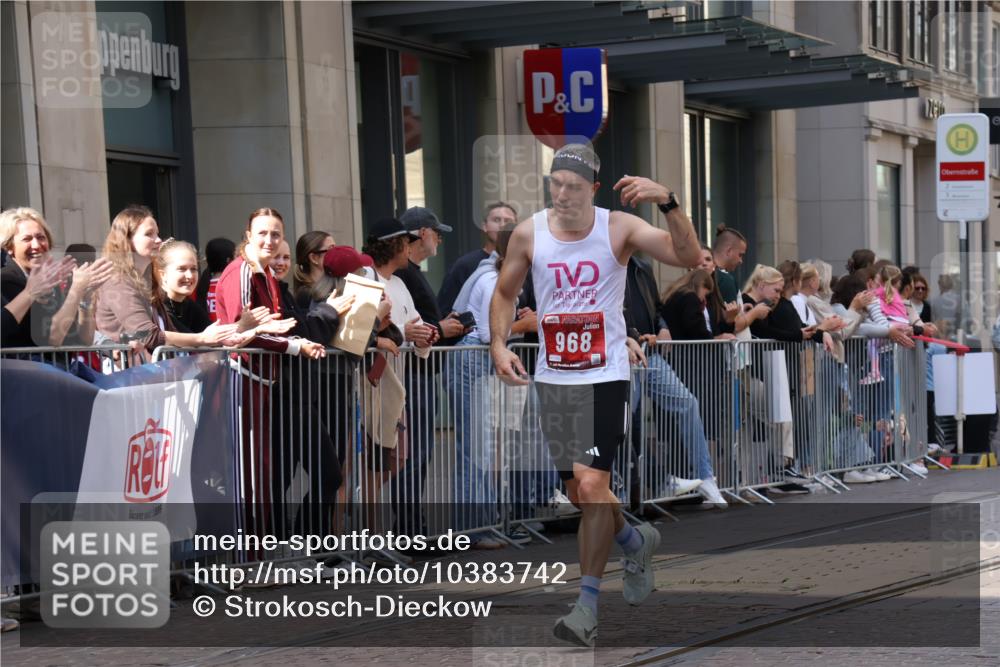 13.09.2026 - 21. swb-Marathon Bremen Strokosch-Dieckow http://msf.ph/oto/10383742 13.09.2026 12:49:42 Ziel 547, 719, 968, 1483 meine-sportfotos.de