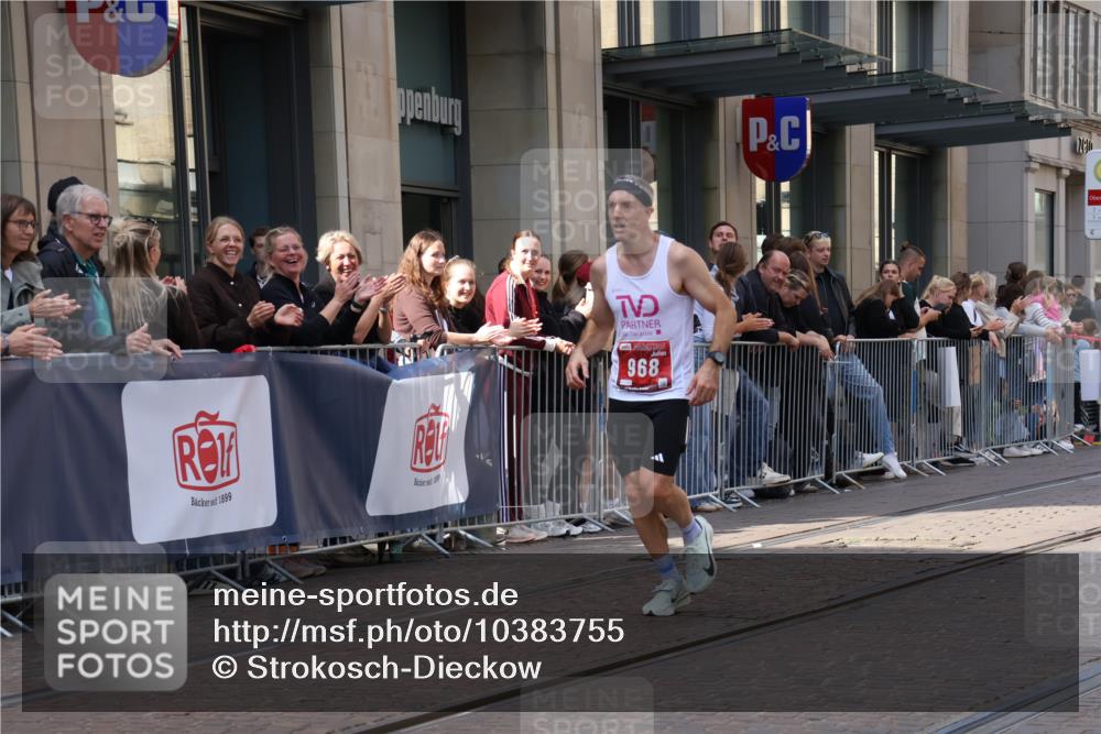 13.09.2026 - 21. swb-Marathon Bremen Strokosch-Dieckow http://msf.ph/oto/10383755 13.09.2026 12:49:43 Ziel 547, 719, 968, 1483 meine-sportfotos.de