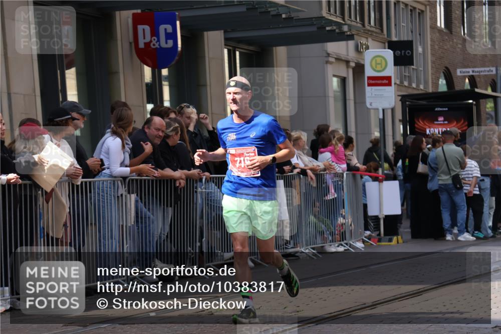 13.09.2026 - 21. swb-Marathon Bremen Strokosch-Dieckow http://msf.ph/oto/10383817 13.09.2026 12:49:51 Ziel 547, 7692, 719, 968 meine-sportfotos.de