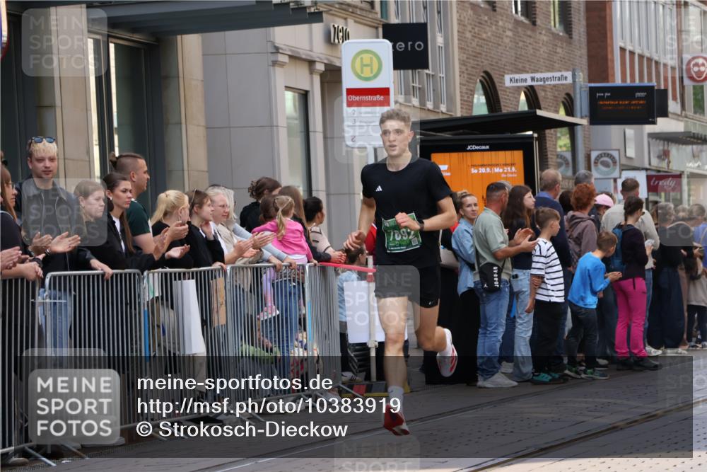13.09.2026 - 21. swb-Marathon Bremen Strokosch-Dieckow http://msf.ph/oto/10383919 13.09.2026 12:49:59 Ziel 520, 4232, 7692, 547, 719 meine-sportfotos.de