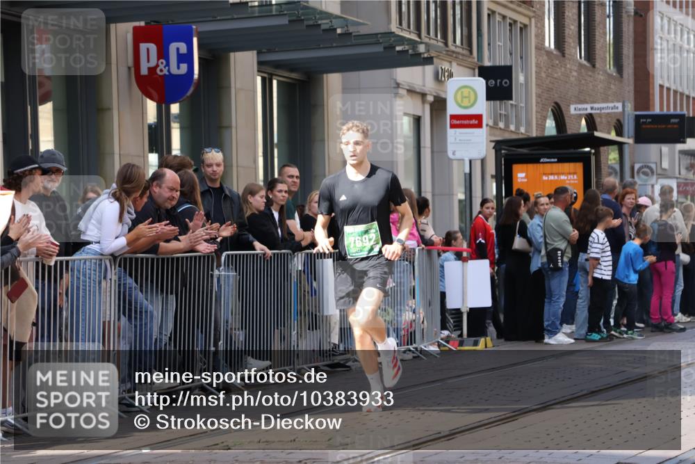 13.09.2026 - 21. swb-Marathon Bremen Strokosch-Dieckow http://msf.ph/oto/10383933 13.09.2026 12:50:00 Ziel 520, 4232, 7692, 547, 719 meine-sportfotos.de