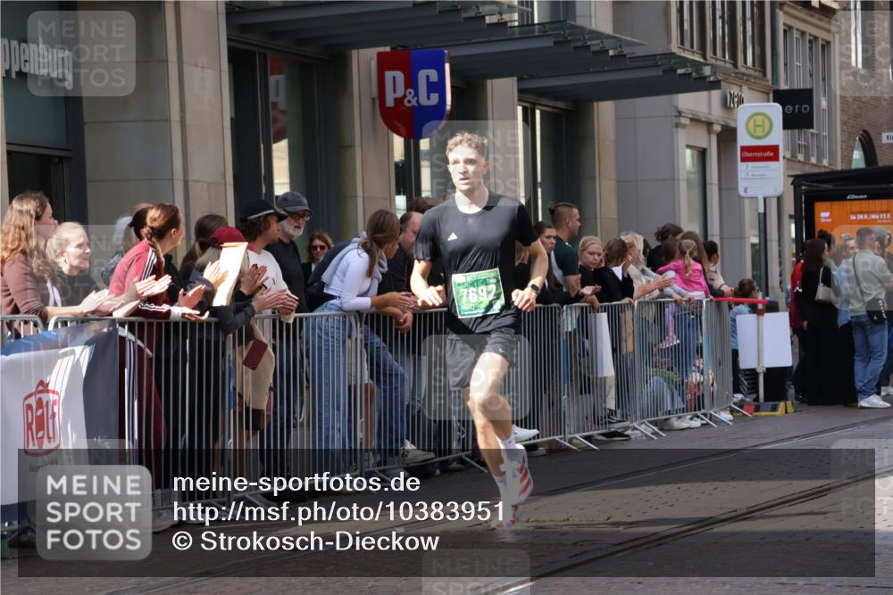 13.09.2026 - 21. swb-Marathon Bremen Strokosch-Dieckow http://msf.ph/oto/10383951 13.09.2026 12:50:01 Ziel 520, 4232, 7692, 547, 719 meine-sportfotos.de