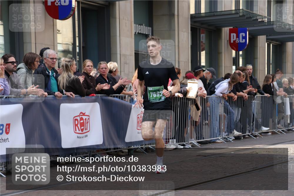 13.09.2026 - 21. swb-Marathon Bremen Strokosch-Dieckow http://msf.ph/oto/10383983 13.09.2026 12:50:02 Ziel 520, 4232, 7692, 547, 719 meine-sportfotos.de