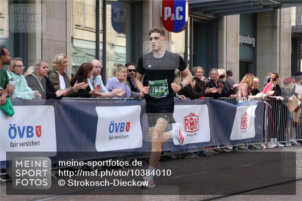 13.09.2026 - 21. swb-Marathon Bremen Strokosch-Dieckow http://msf.ph/oto/10384010 13.09.2026 12:50:03 Ziel 520, 4232, 7692, 547, 719 meine-sportfotos.de