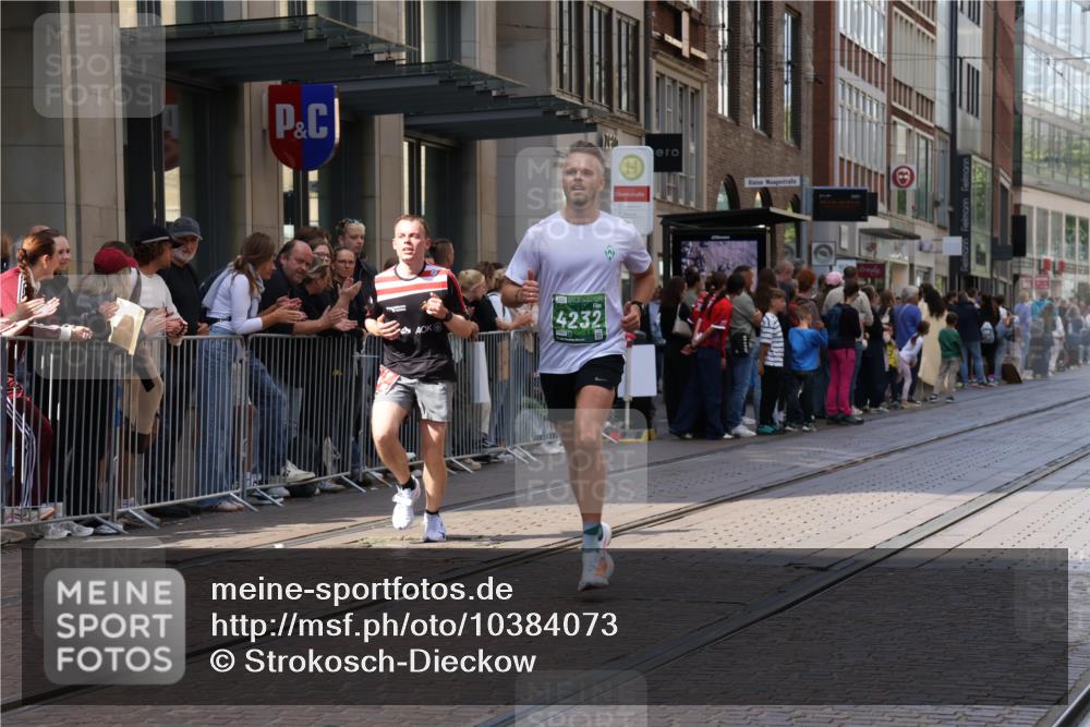13.09.2026 - 21. swb-Marathon Bremen Strokosch-Dieckow http://msf.ph/oto/10384073 13.09.2026 12:50:11 Ziel 520, 4232, 8075, 547, 7692 meine-sportfotos.de