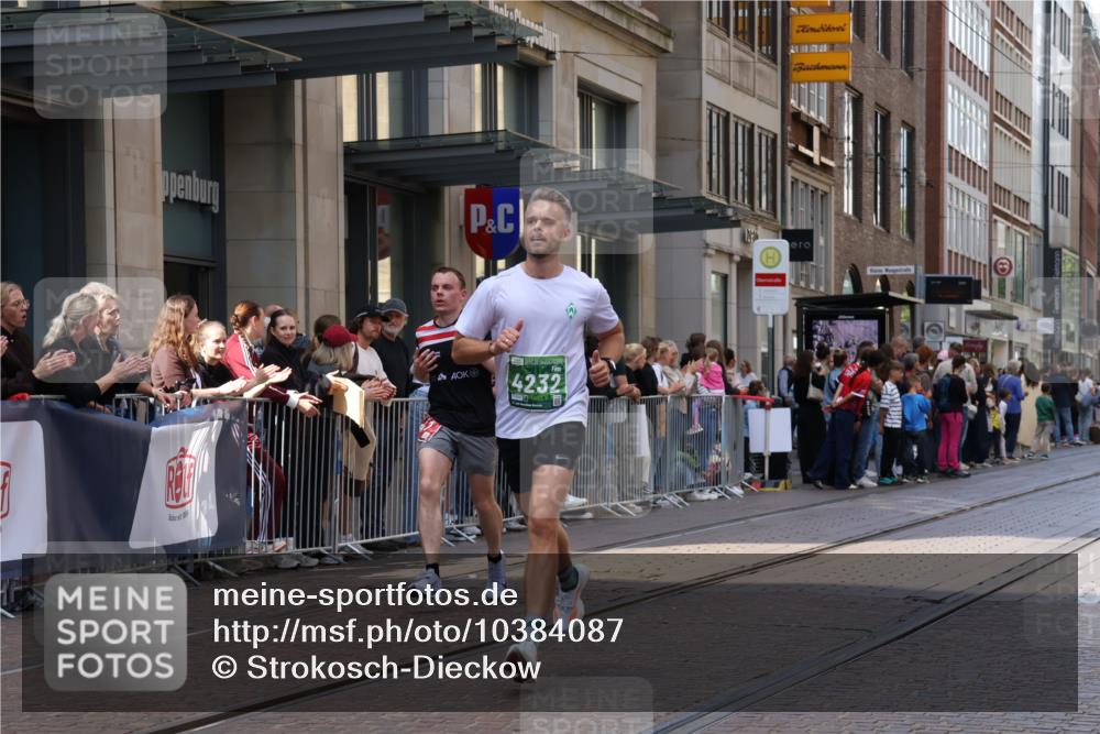13.09.2026 - 21. swb-Marathon Bremen Strokosch-Dieckow http://msf.ph/oto/10384087 13.09.2026 12:50:12 Ziel 520, 4232, 8075, 547, 7692 meine-sportfotos.de