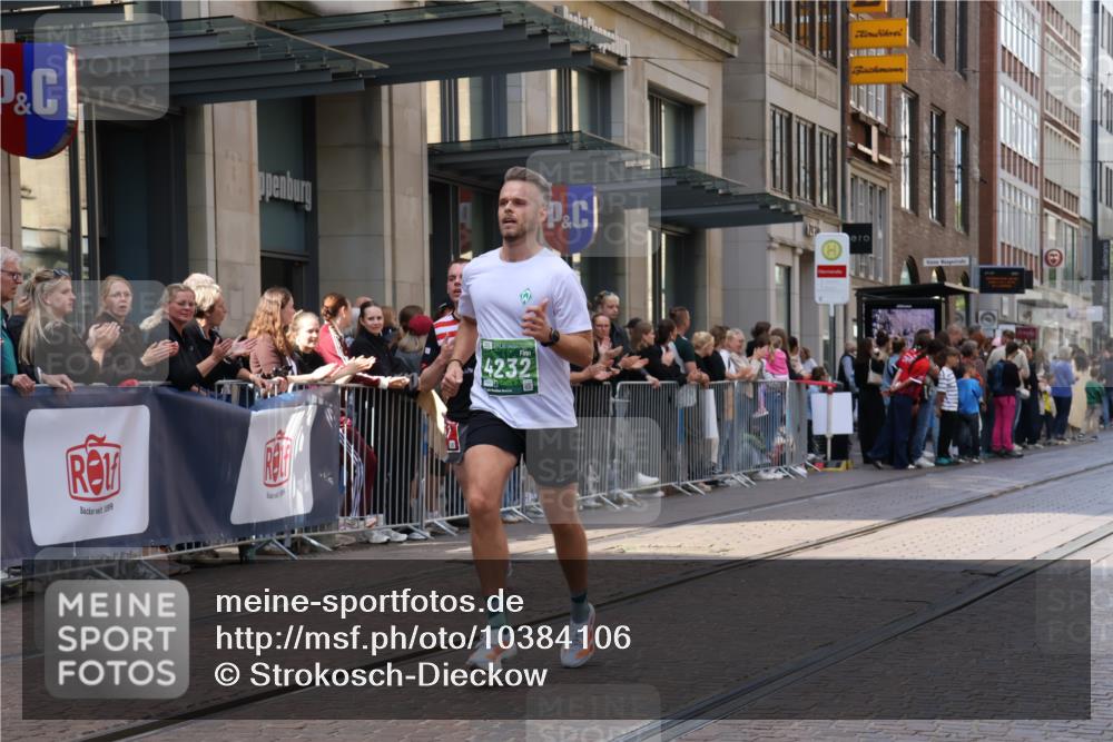 13.09.2026 - 21. swb-Marathon Bremen Strokosch-Dieckow http://msf.ph/oto/10384106 13.09.2026 12:50:12 Ziel 520, 4232, 8075, 547, 7692 meine-sportfotos.de