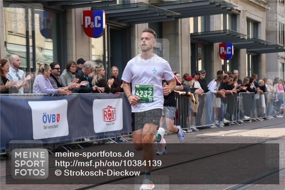 13.09.2026 - 21. swb-Marathon Bremen Strokosch-Dieckow http://msf.ph/oto/10384139 13.09.2026 12:50:13 Ziel 520, 4232, 8075, 547, 7692 meine-sportfotos.de