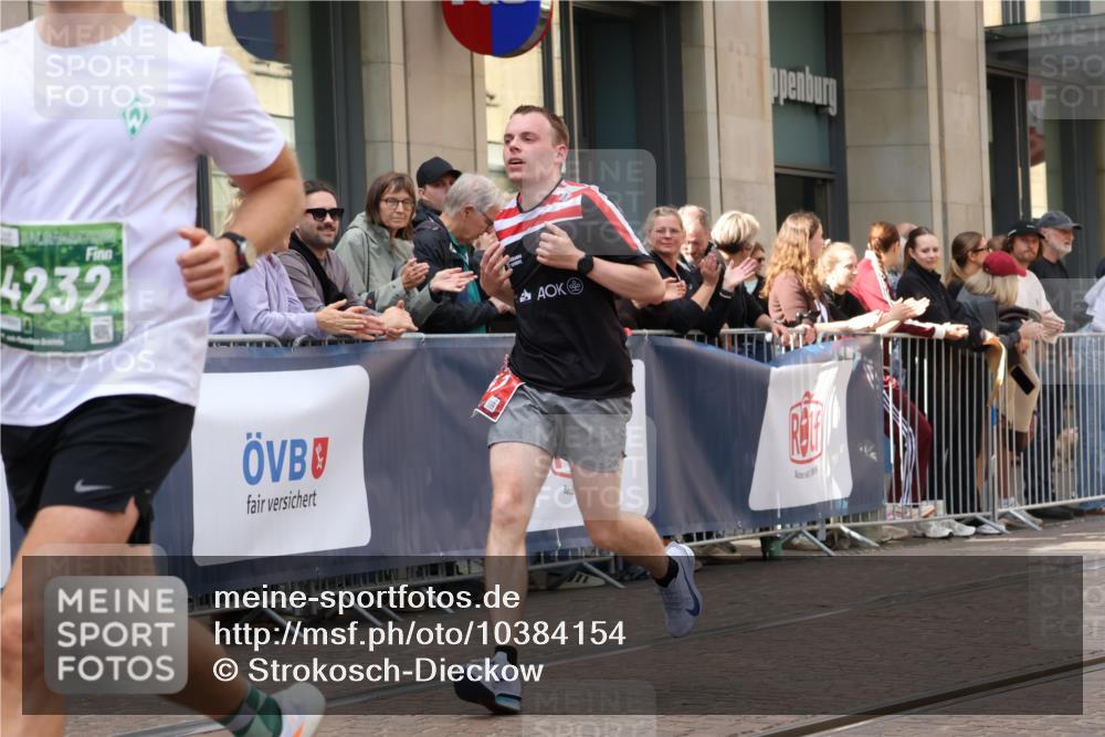 13.09.2026 - 21. swb-Marathon Bremen Strokosch-Dieckow http://msf.ph/oto/10384154 13.09.2026 12:50:13 Ziel 520, 4232, 8075, 547, 7692 meine-sportfotos.de