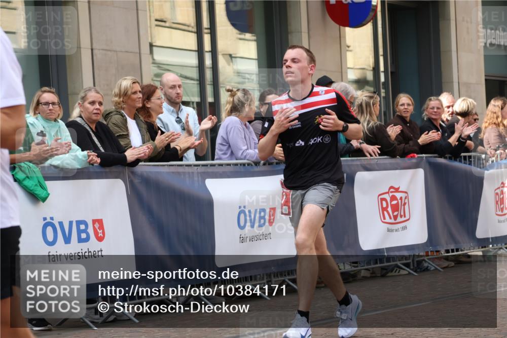 13.09.2026 - 21. swb-Marathon Bremen Strokosch-Dieckow http://msf.ph/oto/10384171 13.09.2026 12:50:13 Ziel 520, 4232, 8075, 547, 7692 meine-sportfotos.de