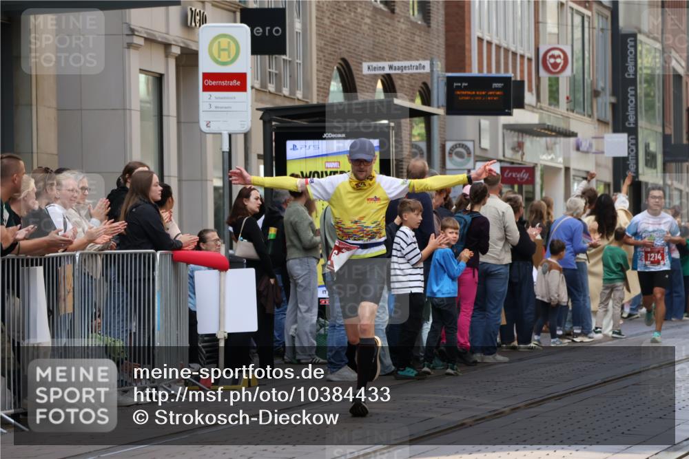 13.09.2026 - 21. swb-Marathon Bremen Strokosch-Dieckow http://msf.ph/oto/10384433 13.09.2026 12:50:52 Ziel 858, 1453, 1639, 13033, 668, 1214, 8075 meine-sportfotos.de