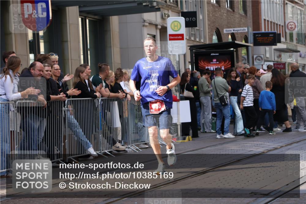 13.09.2026 - 21. swb-Marathon Bremen Strokosch-Dieckow http://msf.ph/oto/10385169 13.09.2026 12:51:21 Ziel 482, 943, 1126, 858, 1453, 1639, 3617, 13033 meine-sportfotos.de