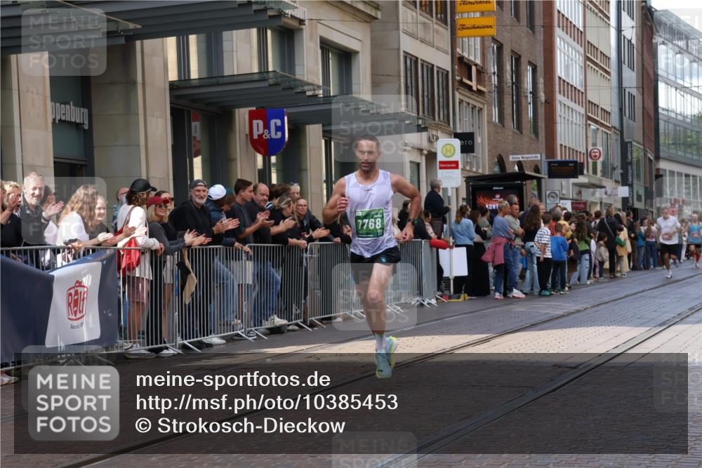 13.09.2026 - 21. swb-Marathon Bremen Strokosch-Dieckow http://msf.ph/oto/10385453 13.09.2026 12:52:18 Ziel 525, 553, 7244, 7768, 8729, 959, 1357, 1507 meine-sportfotos.de