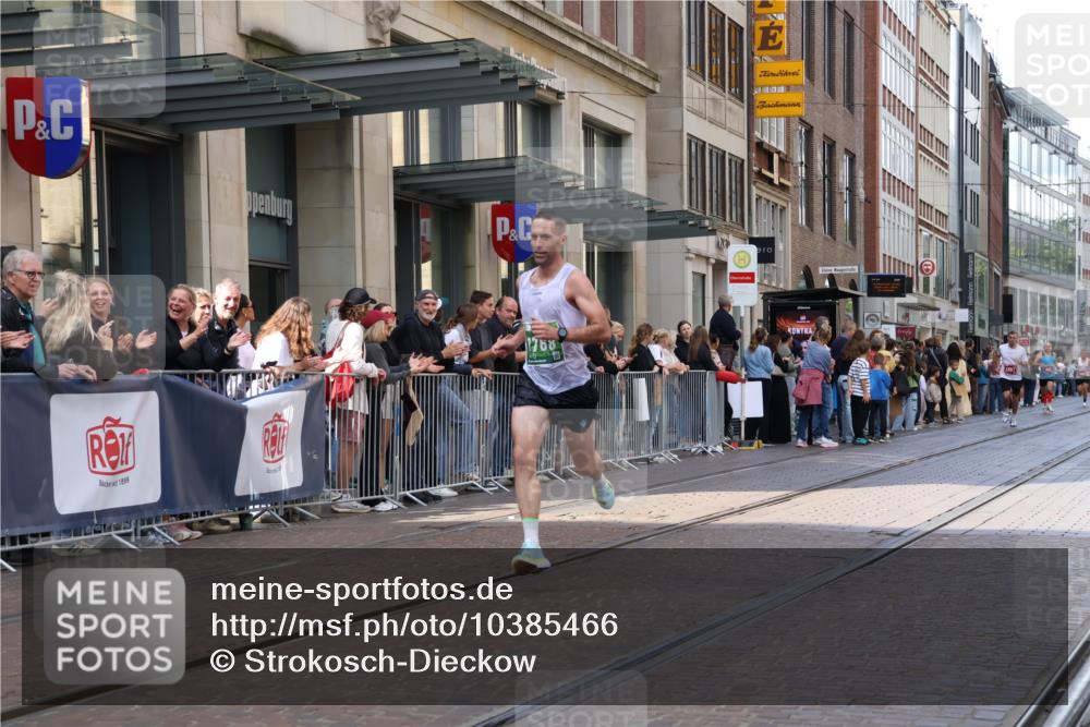13.09.2026 - 21. swb-Marathon Bremen Strokosch-Dieckow http://msf.ph/oto/10385466 13.09.2026 12:52:18 Ziel 525, 553, 7244, 7768, 8729, 959, 1357, 1507 meine-sportfotos.de