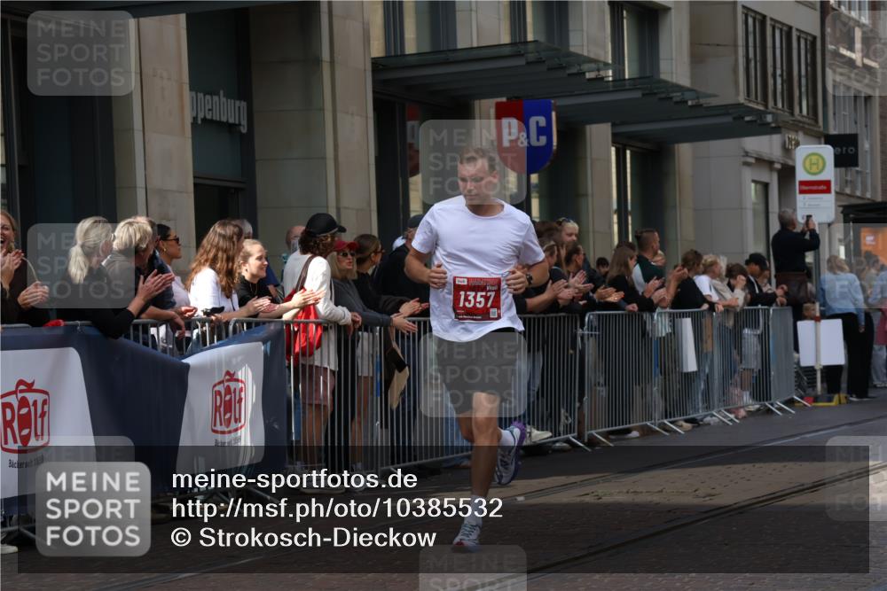 13.09.2026 - 21. swb-Marathon Bremen Strokosch-Dieckow http://msf.ph/oto/10385532 13.09.2026 12:52:27 Ziel 417, 553, 2100, 7244, 7768, 8729, 525, 959, 1357, 1507, 7768 meine-sportfotos.de