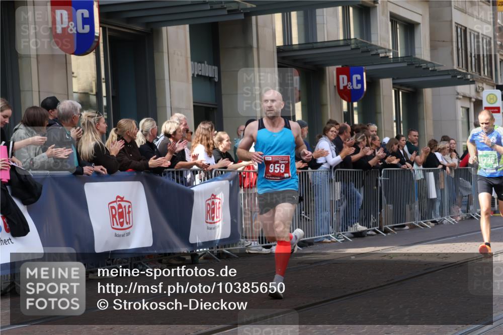 13.09.2026 - 21. swb-Marathon Bremen Strokosch-Dieckow http://msf.ph/oto/10385650 13.09.2026 12:52:31 Ziel 417, 553, 2100, 7244, 8077, 8729, 9522, 525, 959, 1357, 1507, 7768 meine-sportfotos.de
