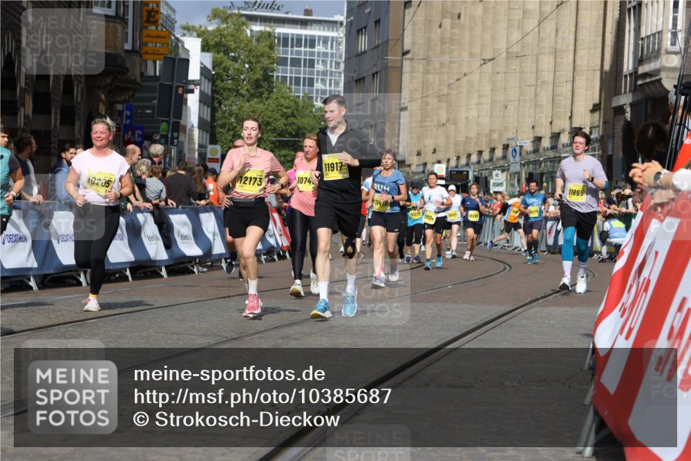 13.09.2026 - 21. swb-Marathon Bremen Strokosch-Dieckow http://msf.ph/oto/10385687 13.09.2026 11:07:28 Ziel 10156, 10360, 11100, 11246, 11257, 11393, 11439, 11600, 11684, 11696, 11759, 11822, 11823, 12255, 10138, 10279, 10280, 10363, 10364, 10501, 10505, 10580, 10595, 10907, 10935, 11037, 11223, 11643, 11899, 11924, 11934, 12167, 12168, 12194, 12277, 12307, 12419, 12509 meine-sportfotos.de
