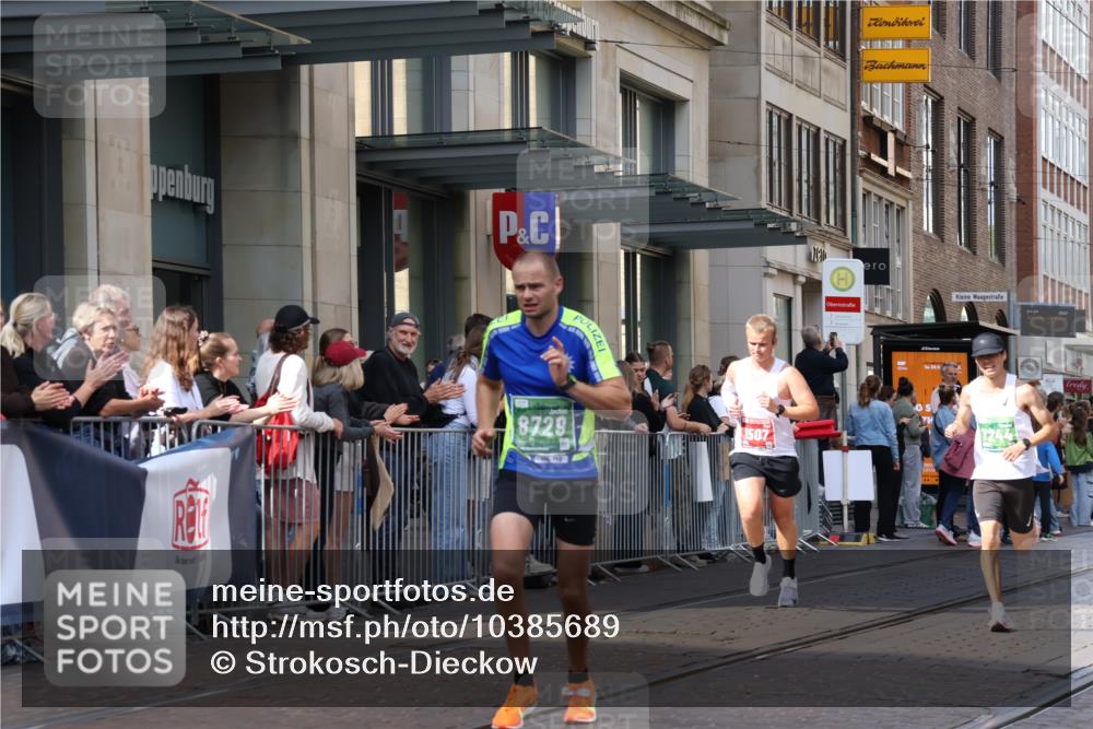13.09.2026 - 21. swb-Marathon Bremen Strokosch-Dieckow http://msf.ph/oto/10385689 13.09.2026 12:52:33 Ziel 417, 553, 2100, 7244, 8077, 8729, 9522, 525, 959, 1357, 1507, 7768 meine-sportfotos.de