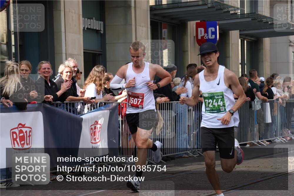 13.09.2026 - 21. swb-Marathon Bremen Strokosch-Dieckow http://msf.ph/oto/10385754 13.09.2026 12:52:34 Ziel 417, 553, 2100, 7244, 8077, 8729, 9522, 525, 959, 1357, 1507, 7768 meine-sportfotos.de