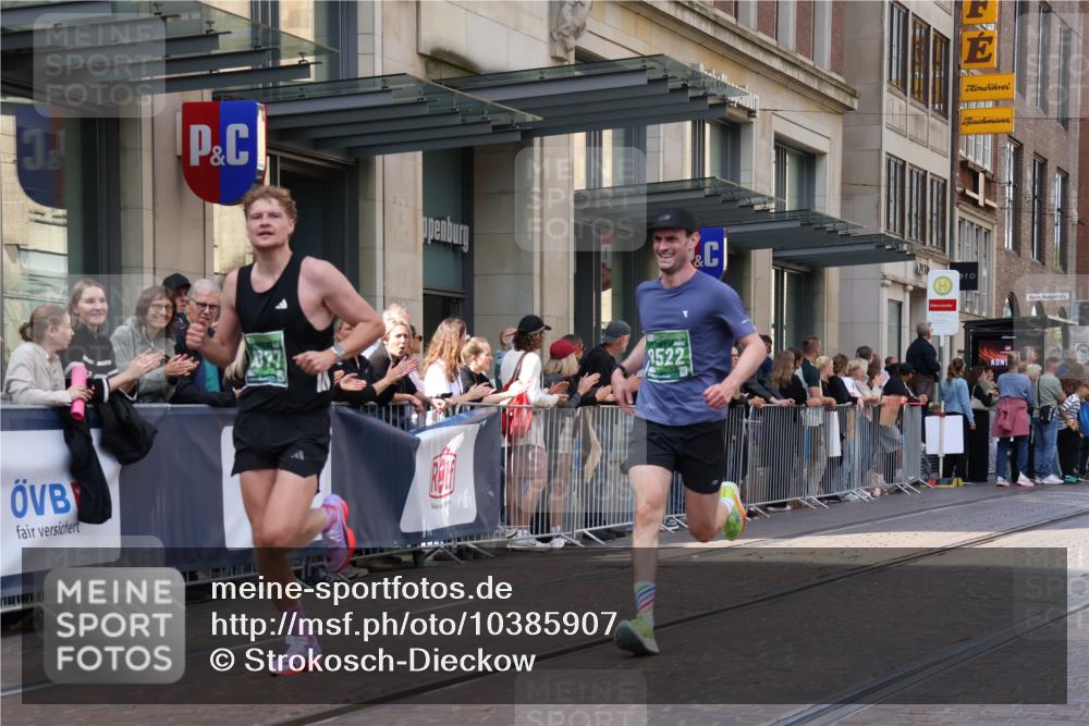 13.09.2026 - 21. swb-Marathon Bremen Strokosch-Dieckow http://msf.ph/oto/10385907 13.09.2026 12:52:47 Ziel 417, 2585, 2670, 7650, 8077, 8081, 9522, 525, 553, 2100, 7244, 7768, 8729 meine-sportfotos.de