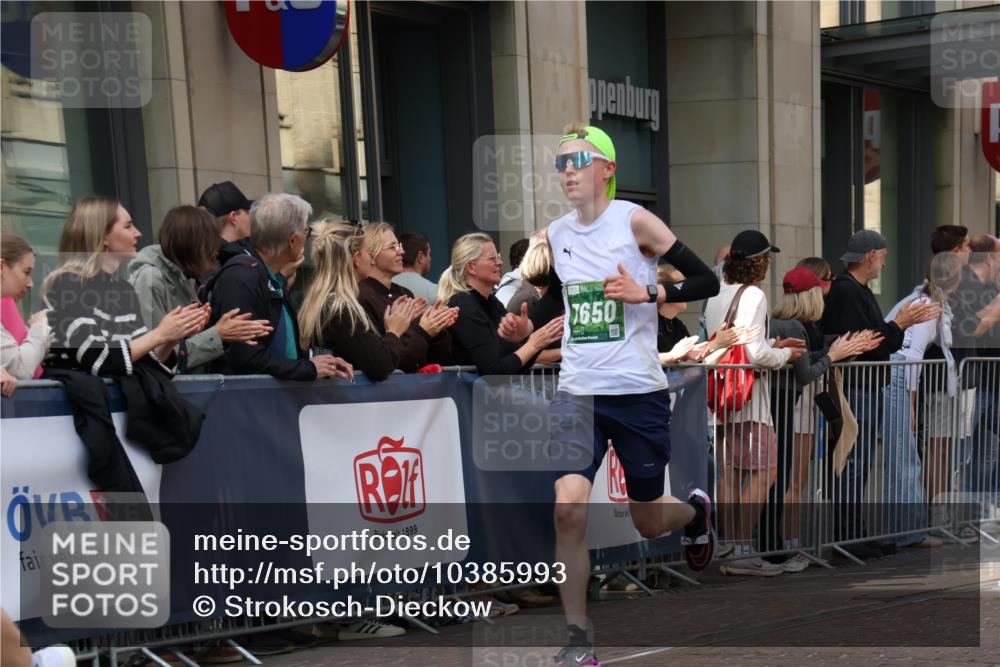 13.09.2026 - 21. swb-Marathon Bremen Strokosch-Dieckow http://msf.ph/oto/10385993 13.09.2026 12:52:57 Ziel 2585, 2670, 7650, 8081, 417, 553, 2100, 7244, 8077, 8729, 9522 meine-sportfotos.de