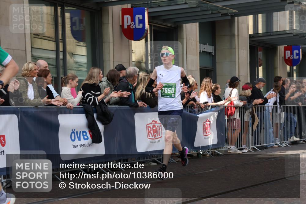 13.09.2026 - 21. swb-Marathon Bremen Strokosch-Dieckow http://msf.ph/oto/10386000 13.09.2026 12:52:57 Ziel 2585, 2670, 7650, 8081, 417, 553, 2100, 7244, 8077, 8729, 9522 meine-sportfotos.de