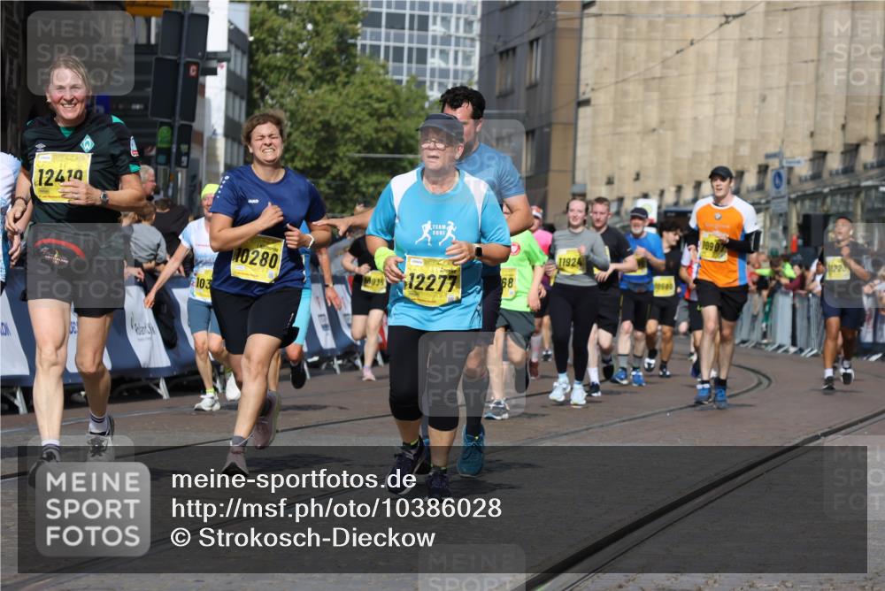 13.09.2026 - 21. swb-Marathon Bremen Strokosch-Dieckow http://msf.ph/oto/10386028 13.09.2026 11:07:39 Ziel 10205, 10488, 10695, 10748, 11100, 11123, 11246, 11393, 11417, 11600, 11696, 11759, 11767, 11822, 11823, 11865, 11917, 12020, 12173, 12210, 12255, 12266, 12536, 10595, 10660, 10661, 10674, 10830, 10871, 10937, 11037, 11515, 12024, 12097, 12194, 12307, 12511, 12512 meine-sportfotos.de