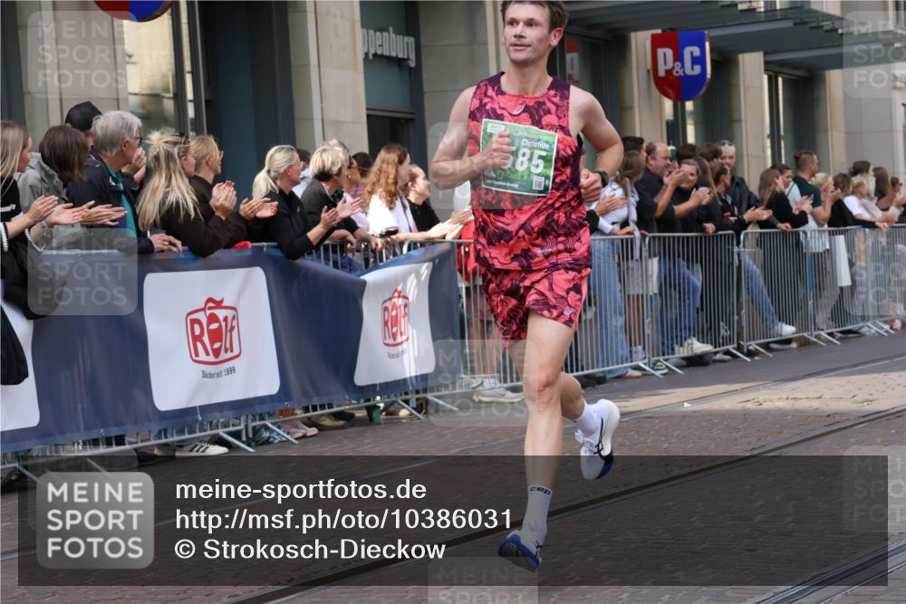 13.09.2026 - 21. swb-Marathon Bremen Strokosch-Dieckow http://msf.ph/oto/10386031 13.09.2026 12:52:59 Ziel 2585, 2670, 3080, 7650, 8081, 417, 553, 2100, 7244, 8077, 8729, 9522 meine-sportfotos.de