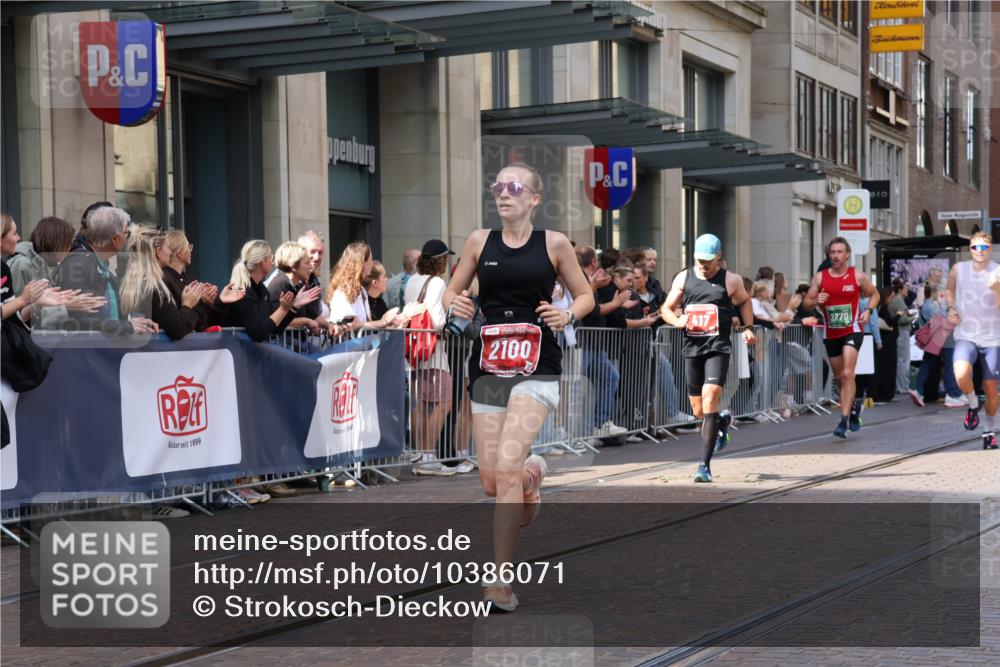 13.09.2026 - 21. swb-Marathon Bremen Strokosch-Dieckow http://msf.ph/oto/10386071 13.09.2026 12:53:01 Ziel 2352, 2585, 2670, 3080, 7650, 8081, 417, 553, 2100, 7244, 8077, 8729, 9522 meine-sportfotos.de