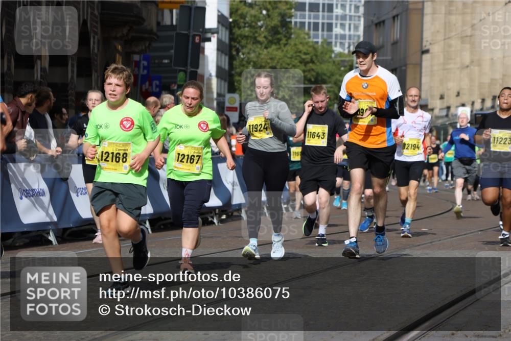 13.09.2026 - 21. swb-Marathon Bremen Strokosch-Dieckow http://msf.ph/oto/10386075 13.09.2026 11:07:44 Ziel 10138, 10205, 10279, 10280, 10488, 10501, 10505, 10695, 10748, 11123, 11246, 11417, 11600, 11759, 11767, 11865, 11899, 11917, 12020, 12173, 12210, 12266, 12277, 12419, 12536, 10139, 10660, 10661, 10674, 10830, 10871, 10937, 11515, 12024, 12031, 12066, 12097, 12511, 12512 meine-sportfotos.de