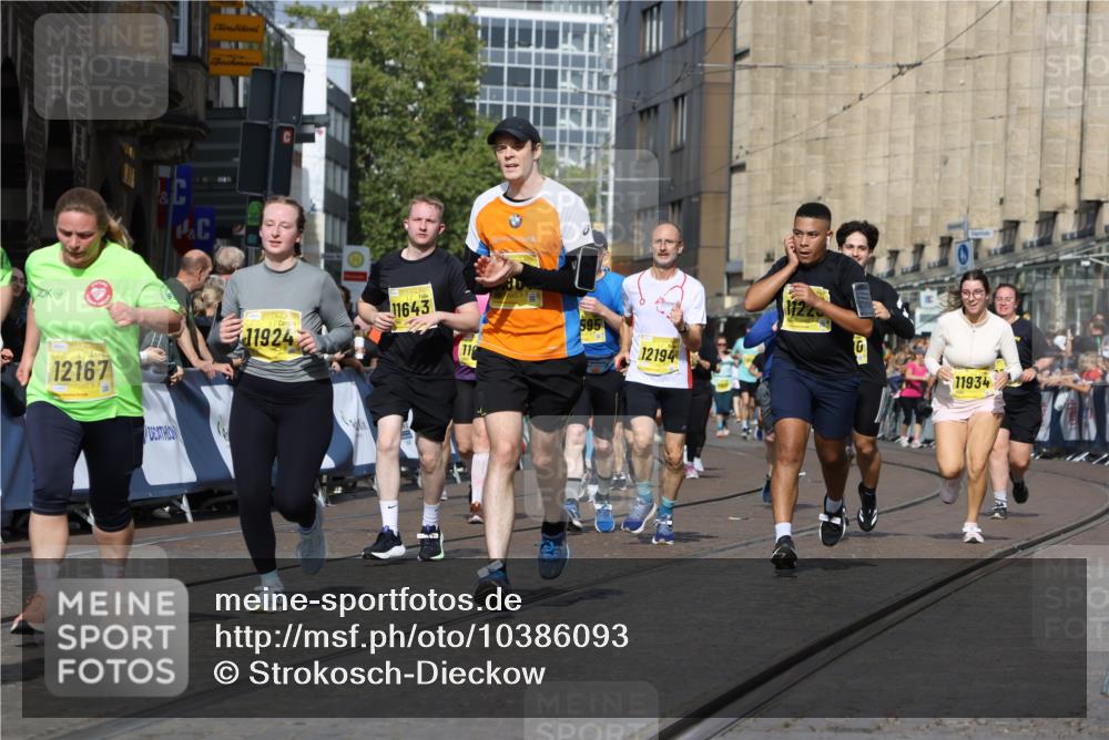 13.09.2026 - 21. swb-Marathon Bremen Strokosch-Dieckow http://msf.ph/oto/10386093 13.09.2026 11:07:45 Ziel 10138, 10205, 10279, 10280, 10488, 10501, 10505, 10695, 10748, 11123, 11246, 11417, 11759, 11767, 11865, 11899, 11917, 12020, 12173, 12210, 12266, 12277, 12419, 12536, 10139, 10660, 10661, 10674, 10871, 10937, 11044, 11378, 11515, 12024, 12031, 12066, 12511, 12512 meine-sportfotos.de