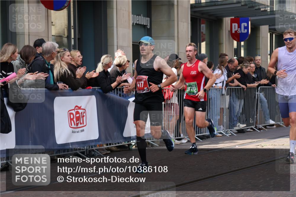 13.09.2026 - 21. swb-Marathon Bremen Strokosch-Dieckow http://msf.ph/oto/10386108 13.09.2026 12:53:03 Ziel 2352, 2585, 2670, 3080, 7650, 8081, 417, 553, 2100, 7244, 8077, 8729, 9522 meine-sportfotos.de