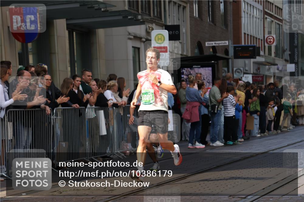 13.09.2026 - 21. swb-Marathon Bremen Strokosch-Dieckow http://msf.ph/oto/10386179 13.09.2026 12:53:16 Ziel 272, 1089, 1168, 1606, 2352, 3080, 3606, 2585, 2670, 7650, 8077, 8081, 9522 meine-sportfotos.de