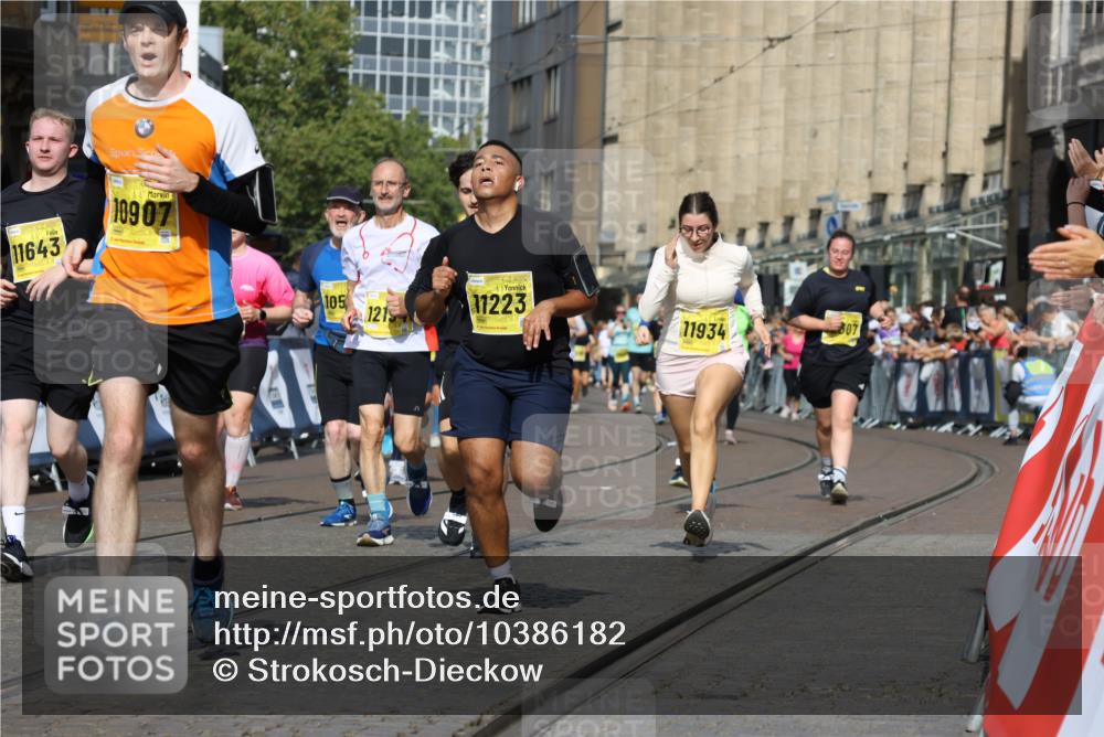13.09.2026 - 21. swb-Marathon Bremen Strokosch-Dieckow http://msf.ph/oto/10386182 13.09.2026 11:07:46 Ziel 10138, 10205, 10279, 10280, 10488, 10501, 10505, 10695, 10748, 11123, 11246, 11417, 11759, 11767, 11865, 11899, 11917, 12020, 12173, 12210, 12266, 12277, 12419, 12536, 10139, 10660, 10661, 10674, 10937, 11044, 11378, 11833, 12024, 12031, 12066, 12511, 12512 meine-sportfotos.de
