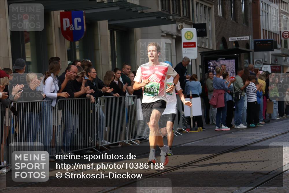 13.09.2026 - 21. swb-Marathon Bremen Strokosch-Dieckow http://msf.ph/oto/10386188 13.09.2026 12:53:16 Ziel 272, 1089, 1168, 1606, 2352, 3080, 3606, 2585, 2670, 7650, 8077, 8081, 9522 meine-sportfotos.de