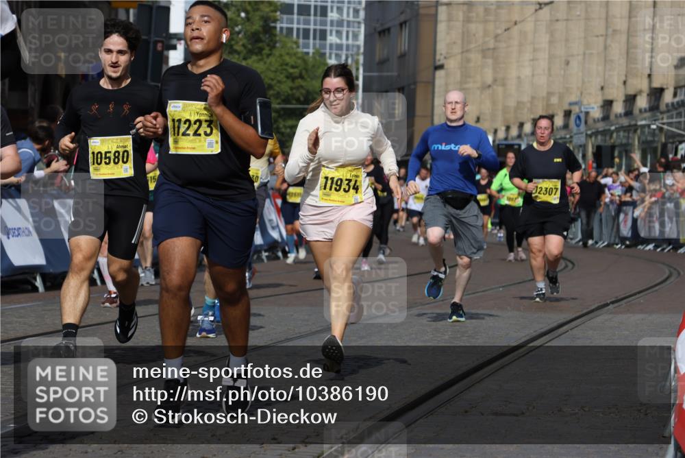 13.09.2026 - 21. swb-Marathon Bremen Strokosch-Dieckow http://msf.ph/oto/10386190 13.09.2026 11:07:47 Ziel 10138, 10205, 10279, 10280, 10363, 10364, 10488, 10501, 10505, 10695, 10748, 10907, 11123, 11246, 11417, 11767, 11865, 11899, 11917, 12020, 12167, 12168, 12173, 12210, 12266, 12277, 12419, 12536, 10139, 10660, 10674, 10937, 11044, 11378, 11404, 11833, 11958, 12024, 12031, 12066, 12511, 12512 meine-sportfotos.de
