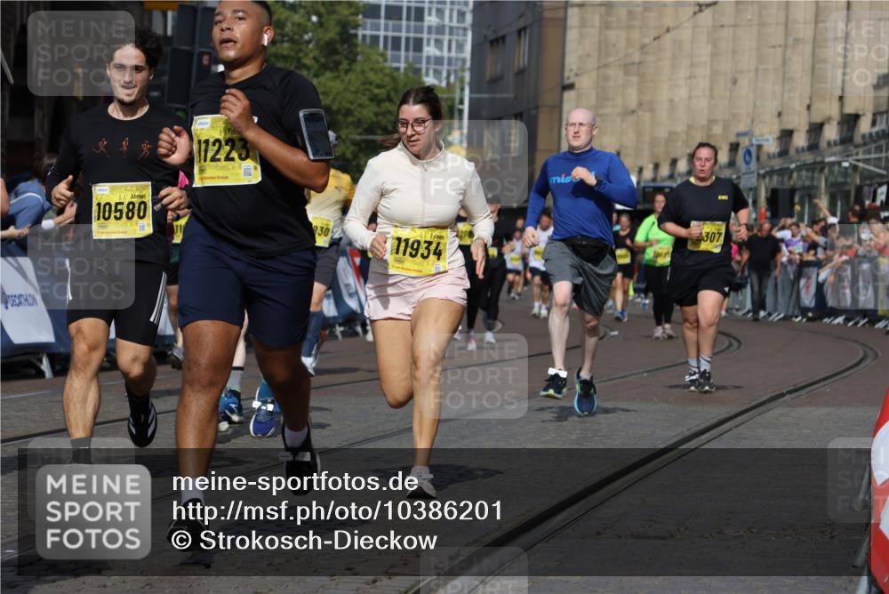 13.09.2026 - 21. swb-Marathon Bremen Strokosch-Dieckow http://msf.ph/oto/10386201 13.09.2026 11:07:47 Ziel 10138, 10205, 10279, 10280, 10363, 10364, 10488, 10501, 10505, 10695, 10748, 10907, 11123, 11246, 11417, 11767, 11865, 11899, 11917, 12020, 12167, 12168, 12173, 12210, 12266, 12277, 12419, 12536, 10139, 10660, 10674, 10937, 11044, 11378, 11404, 11833, 11958, 12024, 12031, 12066, 12511, 12512 meine-sportfotos.de