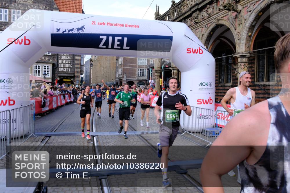 13.09.2026 - 21. swb-Marathon Bremen Tim E. http://msf.ph/oto/10386220 13.09.2026 13:25:19 Ziel 972, 1080, 1166, 1264, 1436, 1448, 2322, 2761, 3015, 3105, 4091, 4113, 4507, 4918, 4973, 6079, 6360, 6544, 6943, 7409, 7854, 8245, 8853, 9073, 9152, 9360, 9493, 13088 meine-sportfotos.de