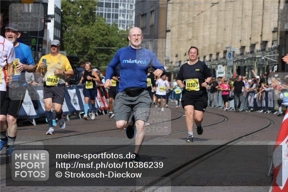 13.09.2026 - 21. swb-Marathon Bremen Strokosch-Dieckow http://msf.ph/oto/10386239 13.09.2026 11:07:49 Ziel 10138, 10205, 10279, 10280, 10363, 10364, 10488, 10501, 10505, 10580, 10695, 10748, 10907, 10935, 11123, 11223, 11417, 11767, 11865, 11899, 11917, 11924, 11934, 12020, 12167, 12168, 12173, 12210, 12266, 12277, 12419, 12536, 10139, 10660, 10674, 11044, 11378, 11404, 11831, 11833, 11958, 12024, 12031, 12066, 12248 meine-sportfotos.de