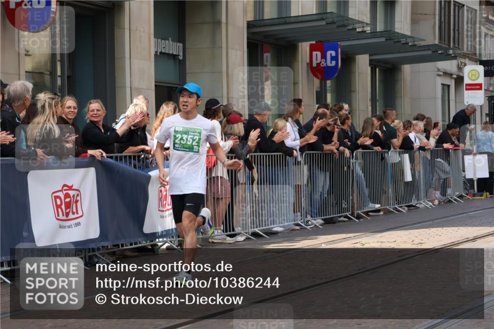 13.09.2026 - 21. swb-Marathon Bremen Strokosch-Dieckow http://msf.ph/oto/10386244 13.09.2026 12:53:18 Ziel 272, 1089, 1168, 1606, 2352, 3080, 3606, 2585, 2670, 7650, 8077, 8081, 9522 meine-sportfotos.de