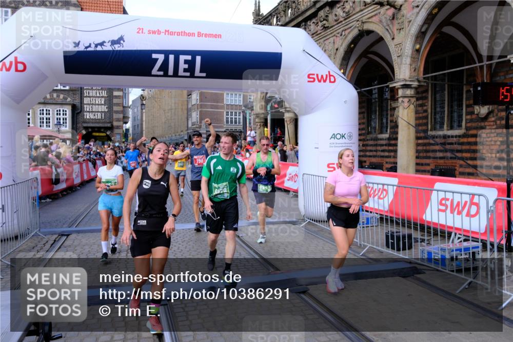 13.09.2026 - 21. swb-Marathon Bremen Tim E. http://msf.ph/oto/10386291 13.09.2026 13:25:21 Ziel 972, 1080, 1166, 1264, 1436, 1448, 2322, 2761, 3105, 4091, 4113, 4507, 4918, 4973, 6079, 6360, 6544, 6943, 7409, 7854, 8245, 9073, 9152, 9360, 9493, 13088 meine-sportfotos.de