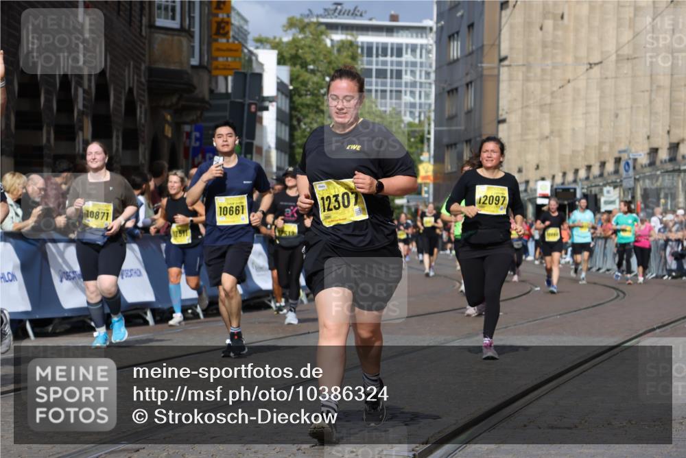 13.09.2026 - 21. swb-Marathon Bremen Strokosch-Dieckow http://msf.ph/oto/10386324 13.09.2026 11:07:53 Ziel 10138, 10279, 10280, 10363, 10364, 10501, 10505, 10580, 10595, 10695, 10748, 10907, 10935, 11223, 11417, 11643, 11767, 11865, 11899, 11924, 11934, 12167, 12168, 12194, 12210, 12277, 12419, 12509, 10139, 10404, 10493, 10660, 10767, 10859, 11044, 11378, 11404, 11659, 11831, 11833, 11958, 12031, 12066, 12160, 12248, 12384, 12389 meine-sportfotos.de
