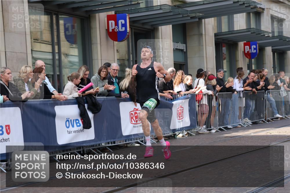 13.09.2026 - 21. swb-Marathon Bremen Strokosch-Dieckow http://msf.ph/oto/10386346 13.09.2026 12:53:23 Ziel 272, 1089, 1168, 1606, 2352, 3080, 3606, 13212, 2585, 2670, 3080, 7650, 8081 meine-sportfotos.de