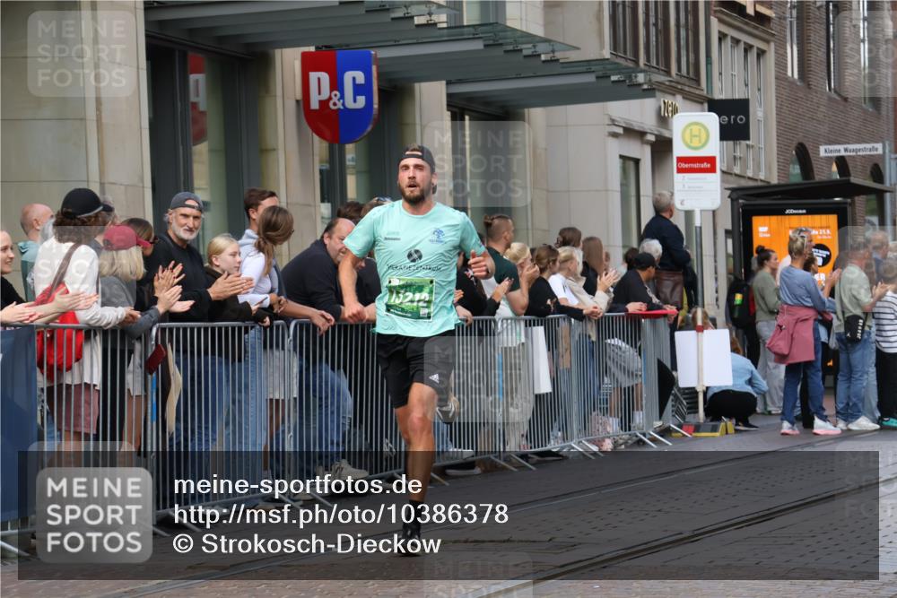 13.09.2026 - 21. swb-Marathon Bremen Strokosch-Dieckow http://msf.ph/oto/10386378 13.09.2026 12:53:36 Ziel 272, 5160, 6112, 13212, 1089, 1168, 1606, 2352, 2670, 3080, 3606, 8081 meine-sportfotos.de