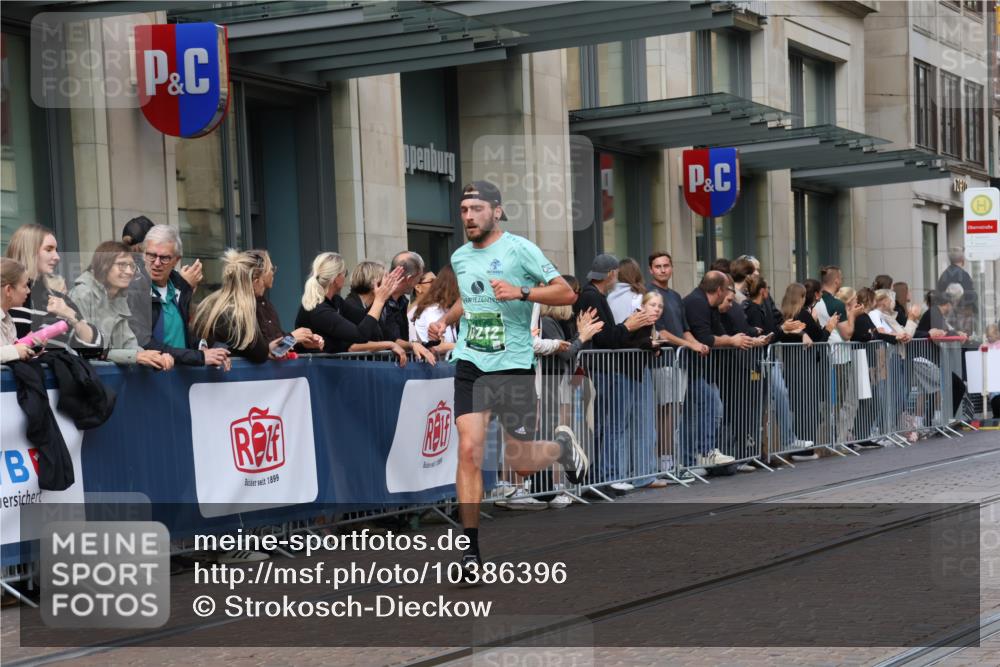 13.09.2026 - 21. swb-Marathon Bremen Strokosch-Dieckow http://msf.ph/oto/10386396 13.09.2026 12:53:37 Ziel 272, 5160, 6112, 13212, 1089, 1168, 1606, 2352, 2670, 3080, 3606, 8081 meine-sportfotos.de