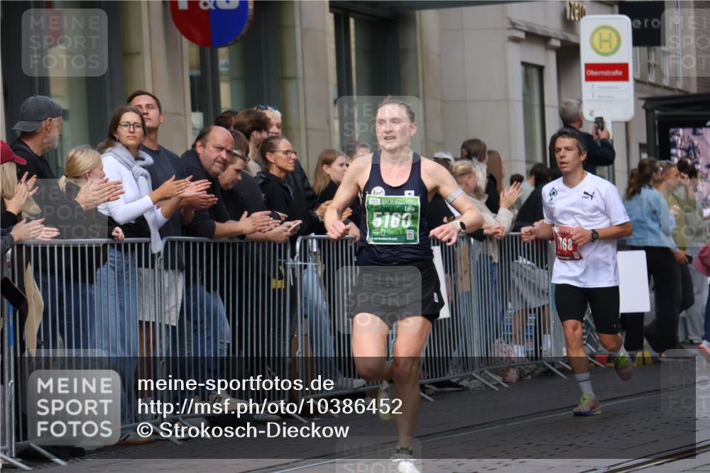 13.09.2026 - 21. swb-Marathon Bremen Strokosch-Dieckow http://msf.ph/oto/10386452 13.09.2026 12:53:41 Ziel 272, 1256, 1629, 5160, 6112, 9399, 9617, 13212, 272, 1089, 1168, 1606, 2352, 3080, 3606 meine-sportfotos.de